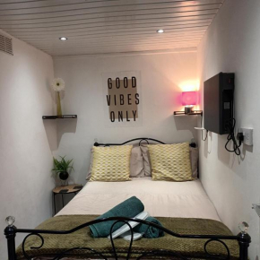 Le Hub - 1BR Apartment - Sleeps 2 - WiFi